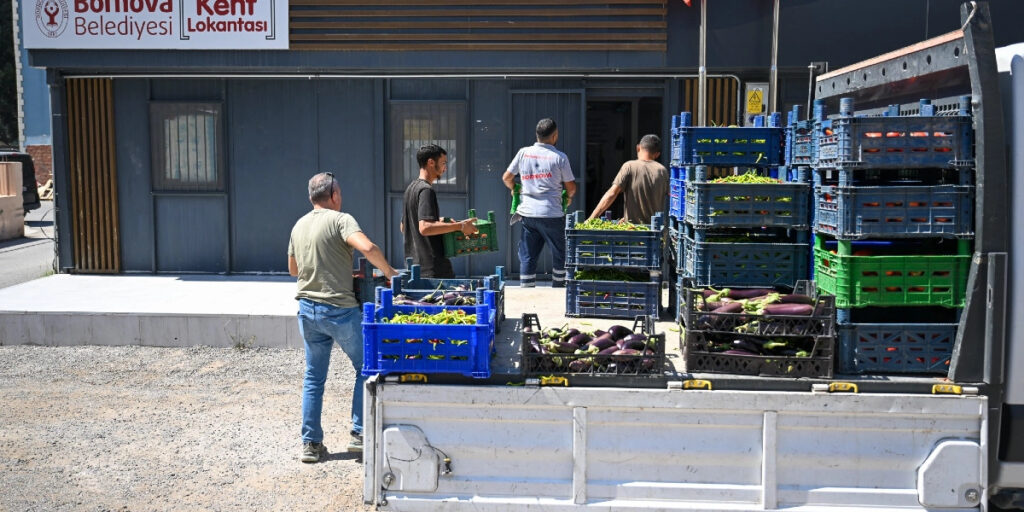 Bornova’da 20 dönümlük tarladan sosyal destek