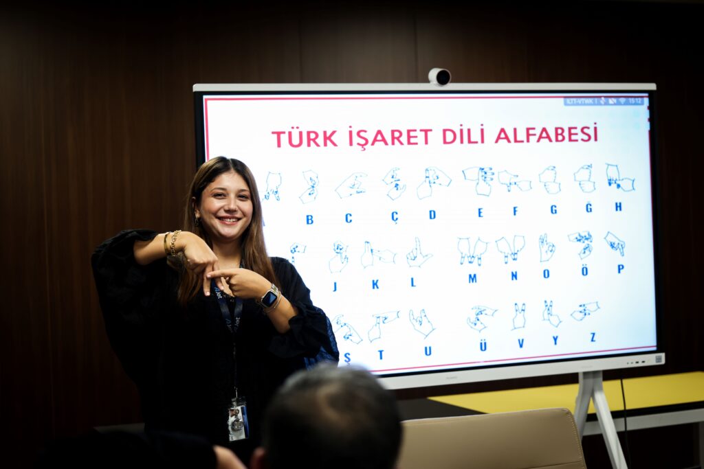 AJet kabin ekiplerine İşaret Dili Eğitimi verecek