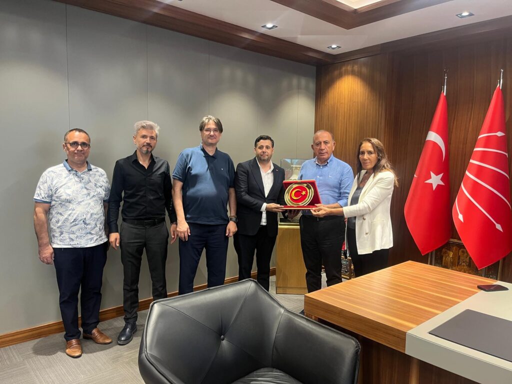 Bağımsız Gazetecilerden Gürsel Tekin’e ziyaret ve plaket takdimi