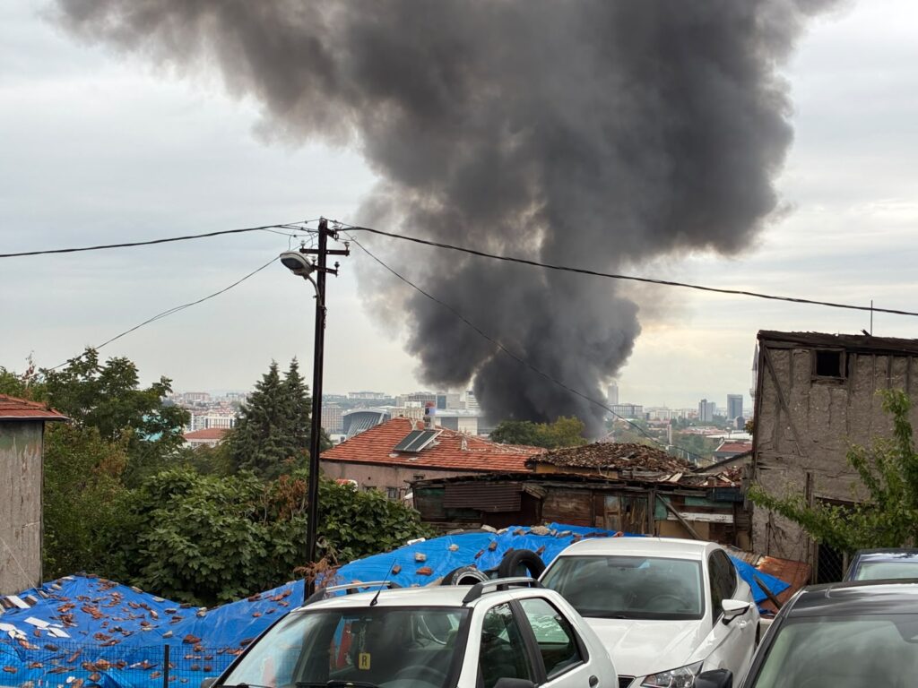 Ankara Ulus'ta Nene Hatun Camii yanında yangın