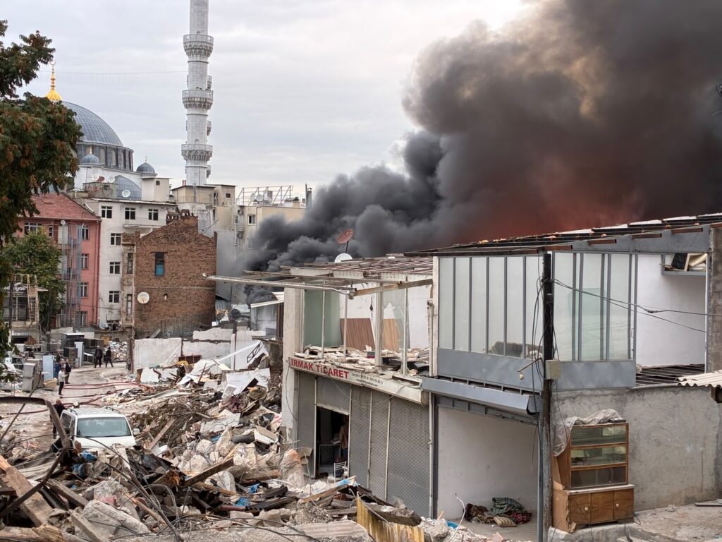 Ankara Ulus'ta Nene Hatun Camii yanında yangın