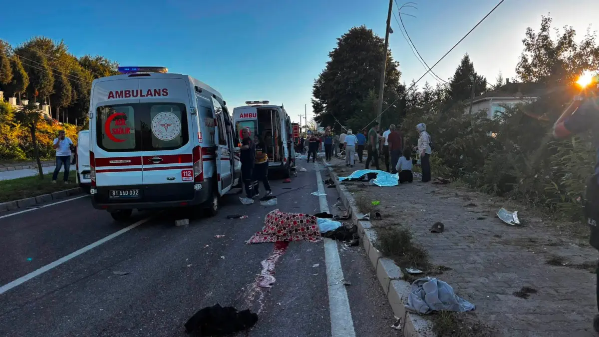 Akçakoca'da bir TIR patpat aracına çarptı: 4 kişi öldü, 9 kişi yaralandı