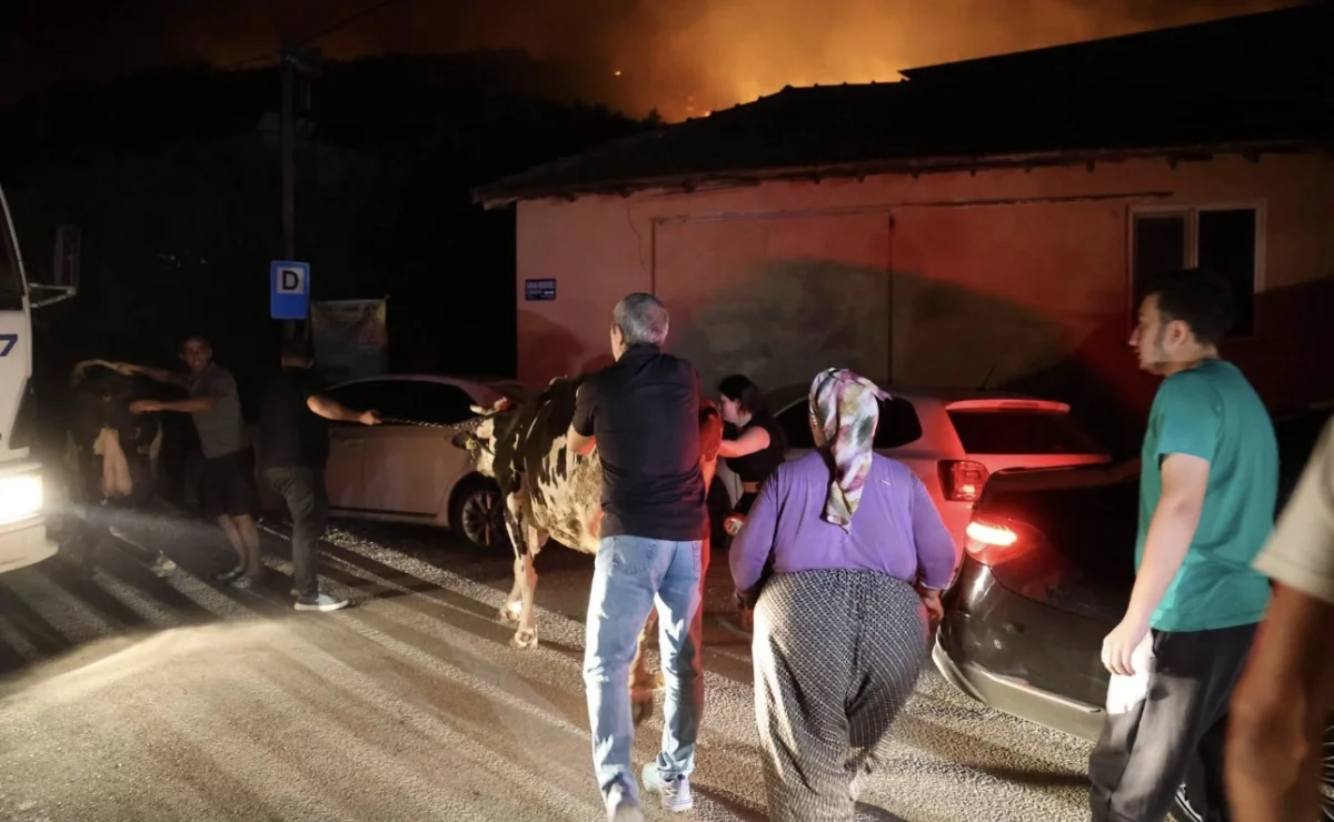 Aksu Karaöz’de orman yangını: Havadan ve karadan yoğun müdahale