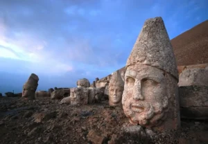 Zirvede binlerce yıllık miras: Nemrut Dağı