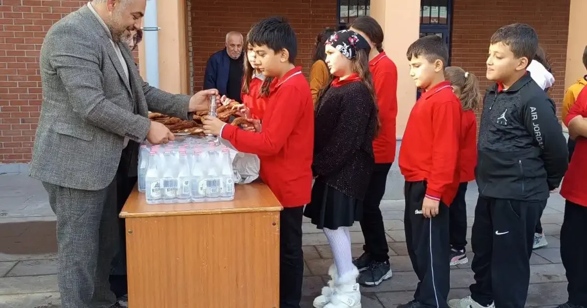 Muhtar Yağlı öğrencilerin mutluluğuna ortak oldu